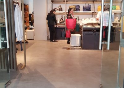 Mujeres acomodando productos Lacoste dentro de tienda